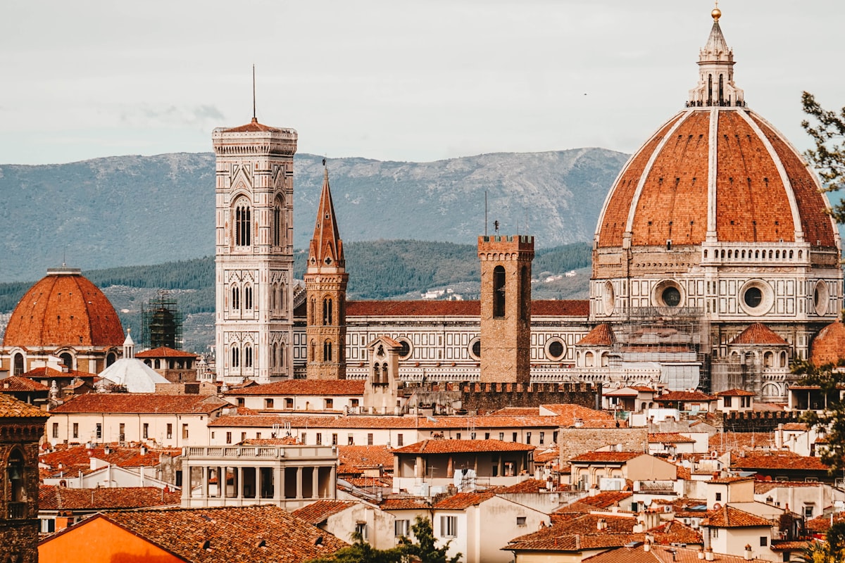 gold tooling leather Florence - The ancient art of gold tooling on Florentine leather